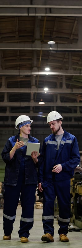 factory-workers-conversing