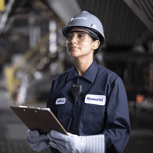 Reworld employee with clipboard