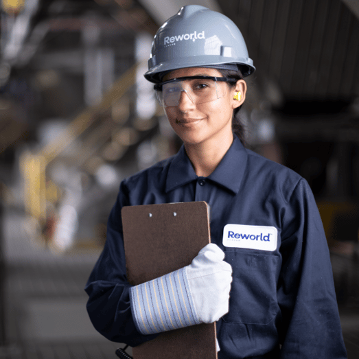 Reworld woman holding clipboard